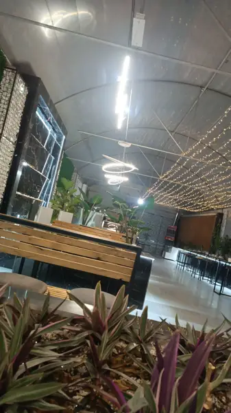 کافه گلخونه شمشیری