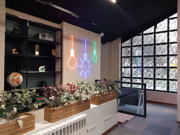 نمایی از دکوراسیون فضای کار کابین یک نفره