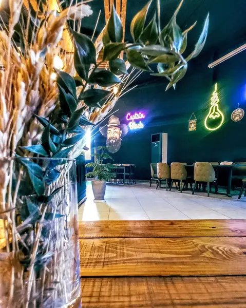  کافه رستوران کاپتان بلک