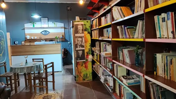 کتاب فروشی و کافه