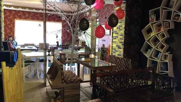  کافه کتاب ماه و ماهی