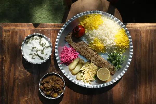  رستوران باغ بهشت فین