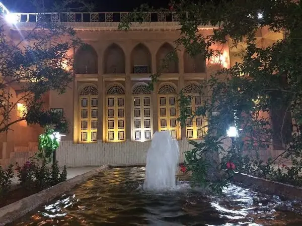  هتل و چایخانه سنتی شعرباف