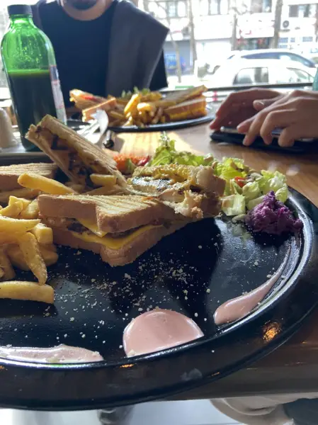  Moon Cafe کافه مون