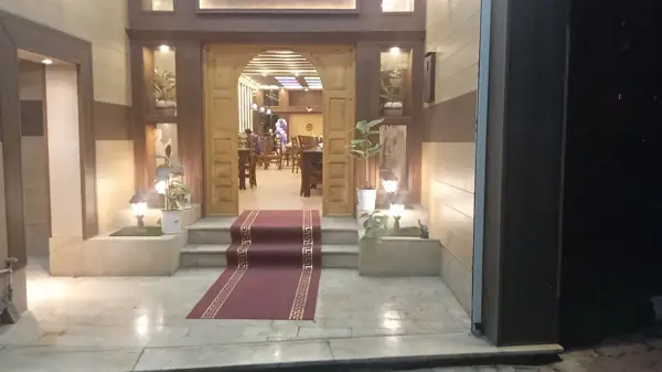 کافه رستوران وارا
