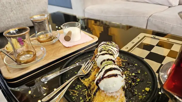  Pakan Baklava Cafe (کافه باقلوای پاکان)