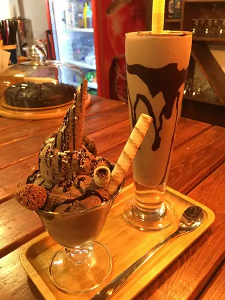  Cafe Chobin کافه چوبین