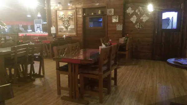 کافه رستوران آبنبات چوبی