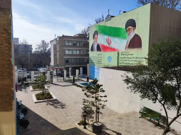 محوطه دانشکده حکمرانی دانشگاه تهران
