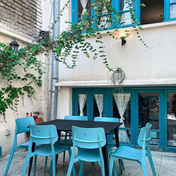 حیاط عمارت این خانه