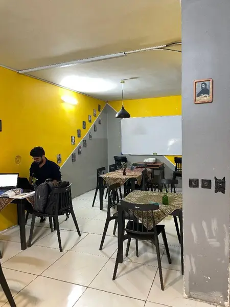 صندلی در کافه