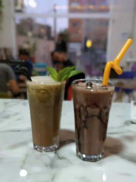  کافی شاپ ماه گل