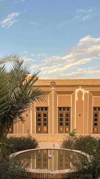 حیاط صندلی اشتراکی