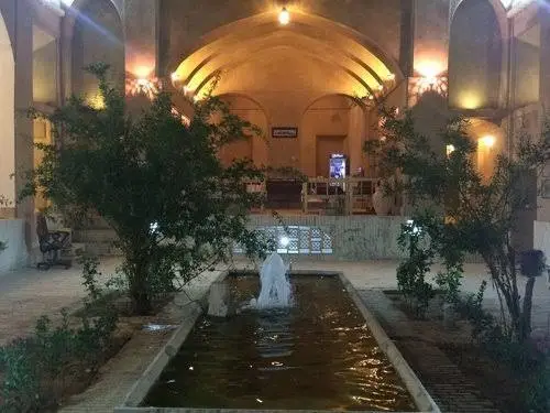  هتل و چایخانه سنتی شعرباف