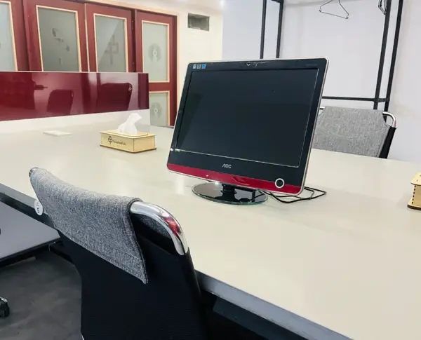 صندلی اشتراکی روزانه به همراه مانیتور و کمد اختصاصی