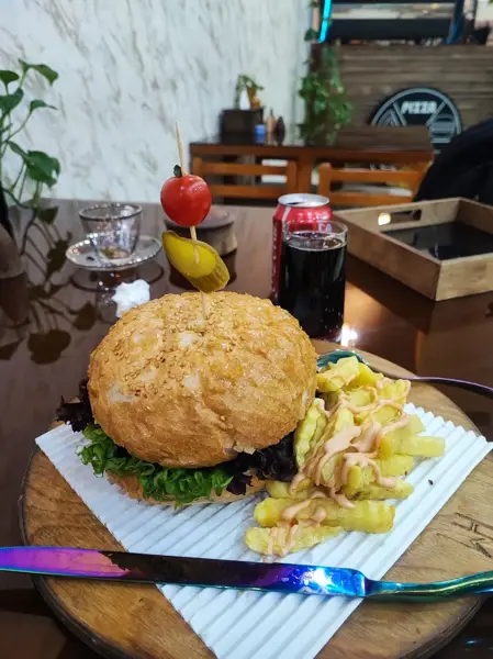  کافه فست فود پاتوق مون
