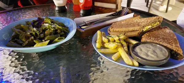  کافه گالری شبهای روشن