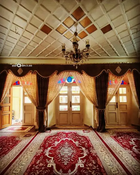  عمارت قاجاری و حیاط