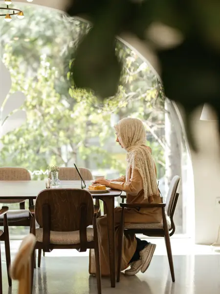 میز کنار پنجره کافه سیرا