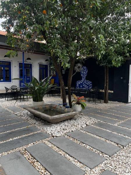 عمارت اینجا