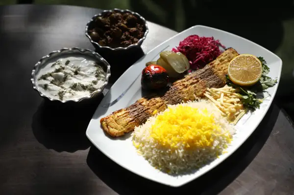  رستوران باغ بهشت فین