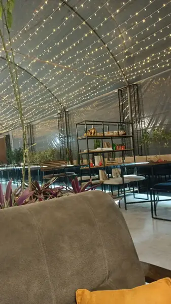 کافه گلخونه شمشیری