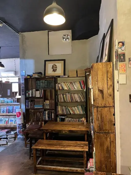  کافه کتاب آنجا
