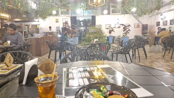  کافه رستوران شب‌های روشن