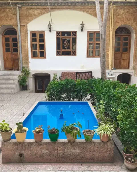  عمارت قاجاری و حیاط