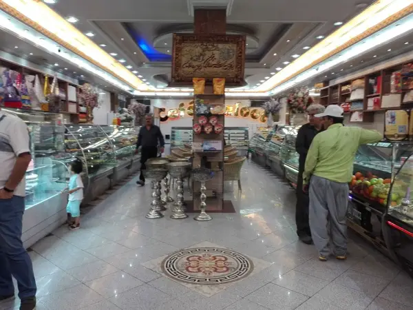 کافه قنادی بلوط