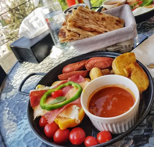  کافه نقدیسان برگ